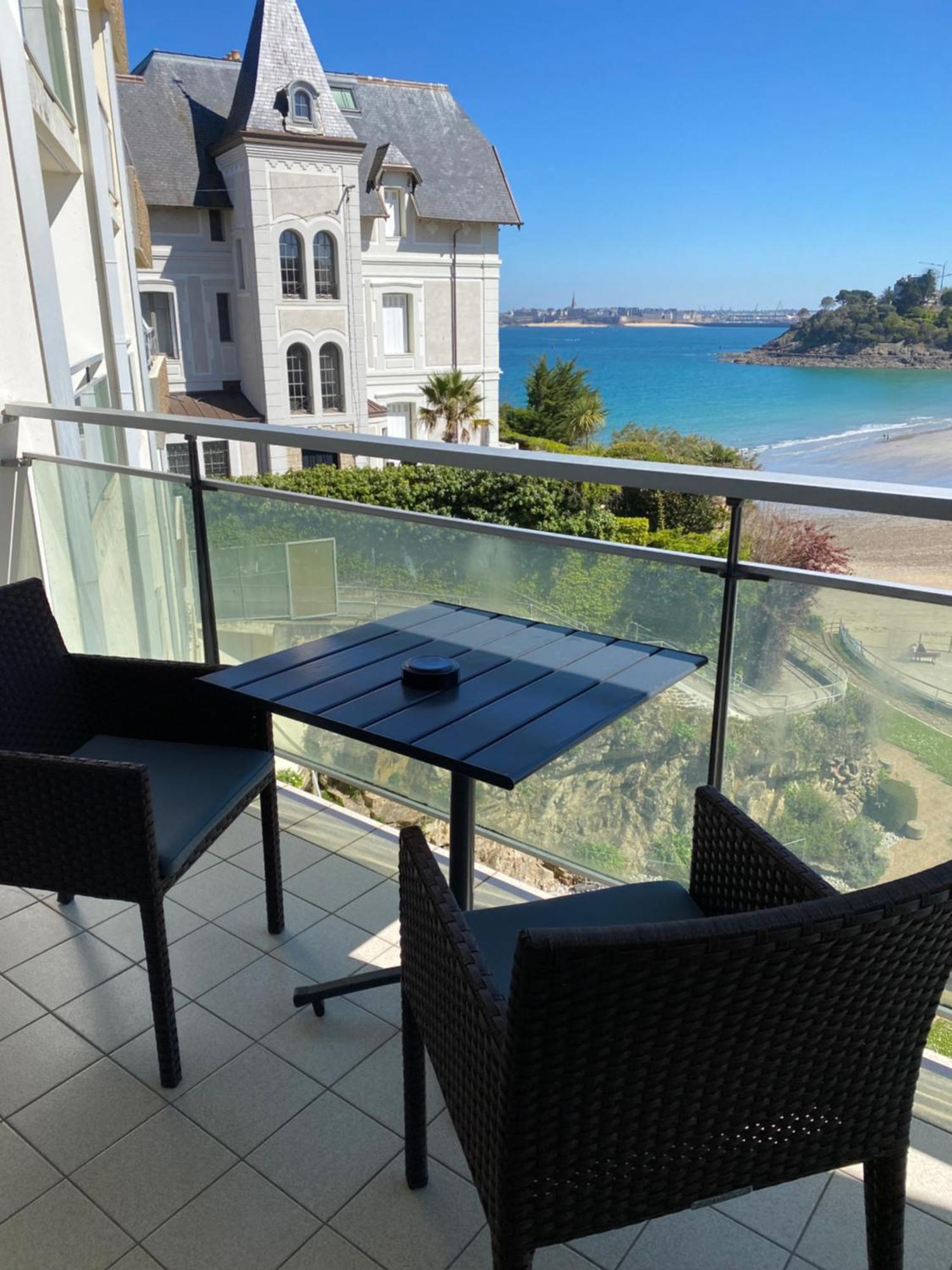 Chambre Lit Queen-Size Confort avec Balcon - Front de Mer/Non-Fumeurs