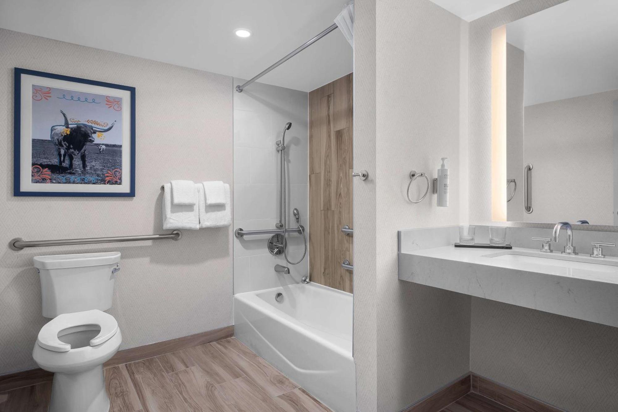 Two-Room Queen Suite Bath Tub Disability Access,1662397919:JPEG