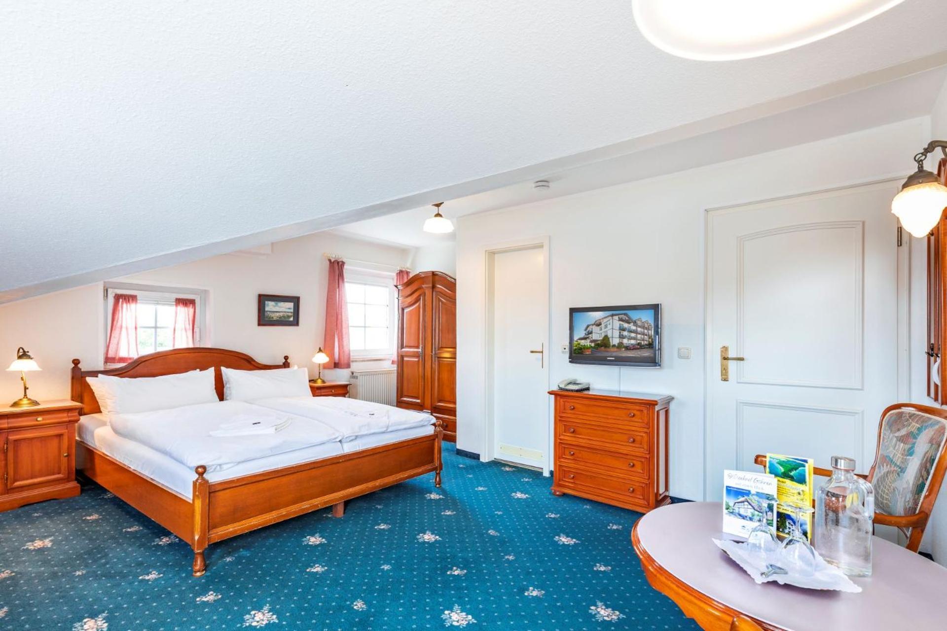 Doppelzimmer mit schrägen Decken