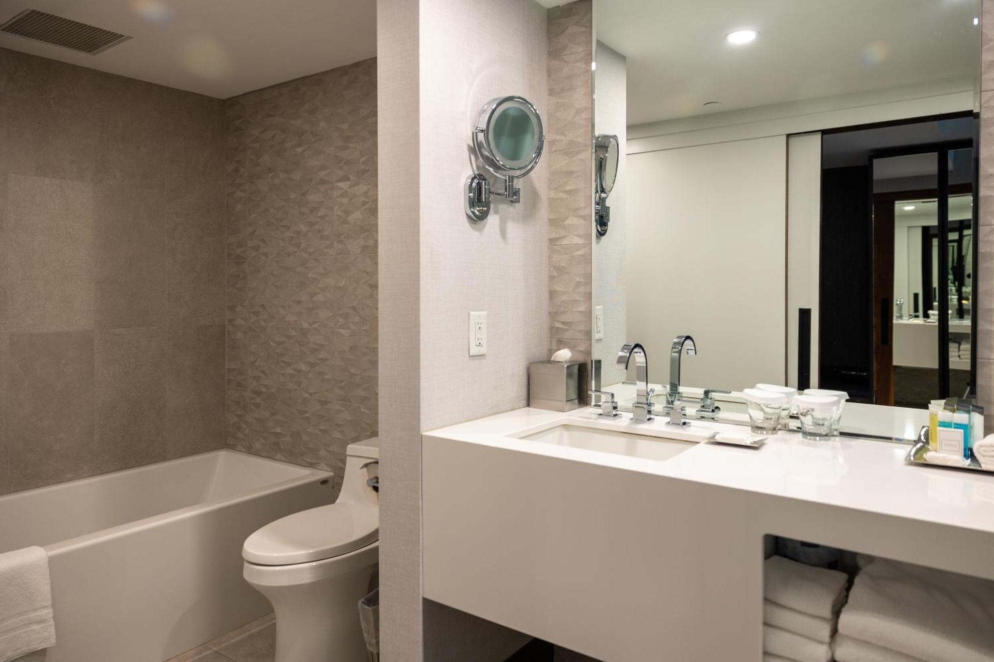 Presidential Suite with one King bed and two Queen Murphy beds,1662979911:JPEG