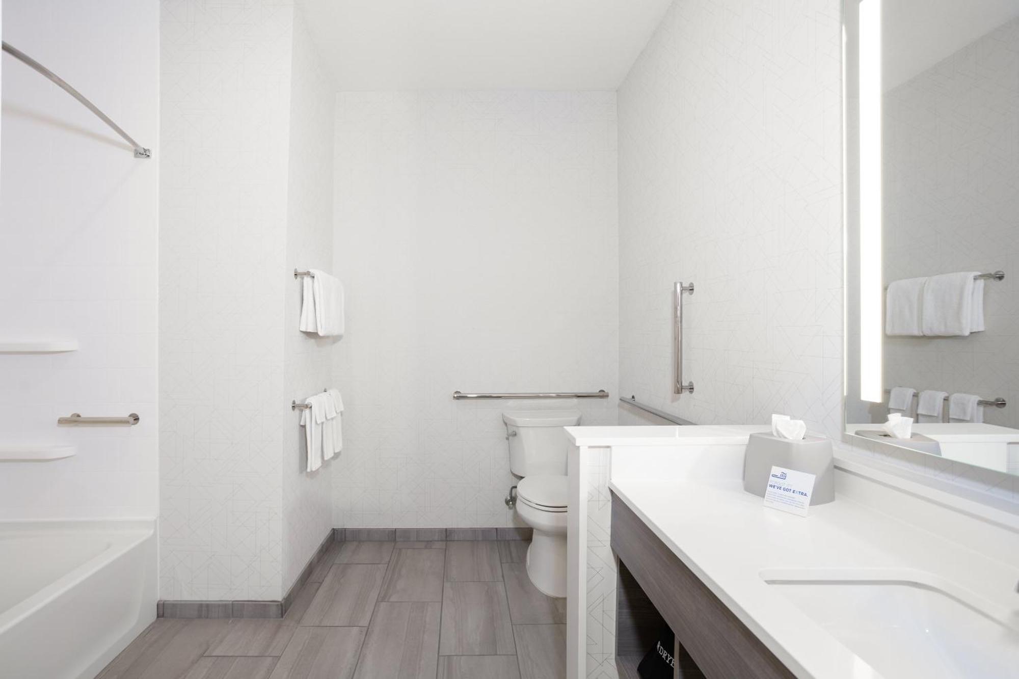 Standard Queen Room with Two Queen Beds and Mobility Accessible Tub