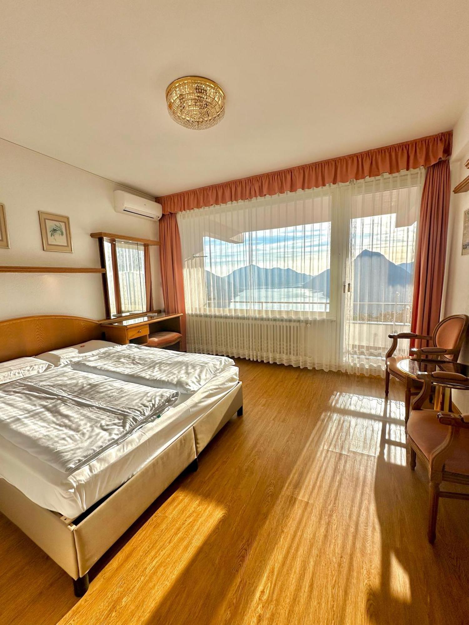 Camera Matrimoniale con Vista Lago e Balcone