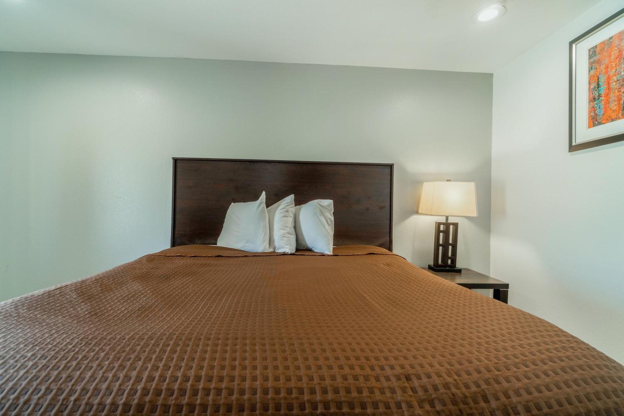 Deluxe King Bed,1663098783:JPEG