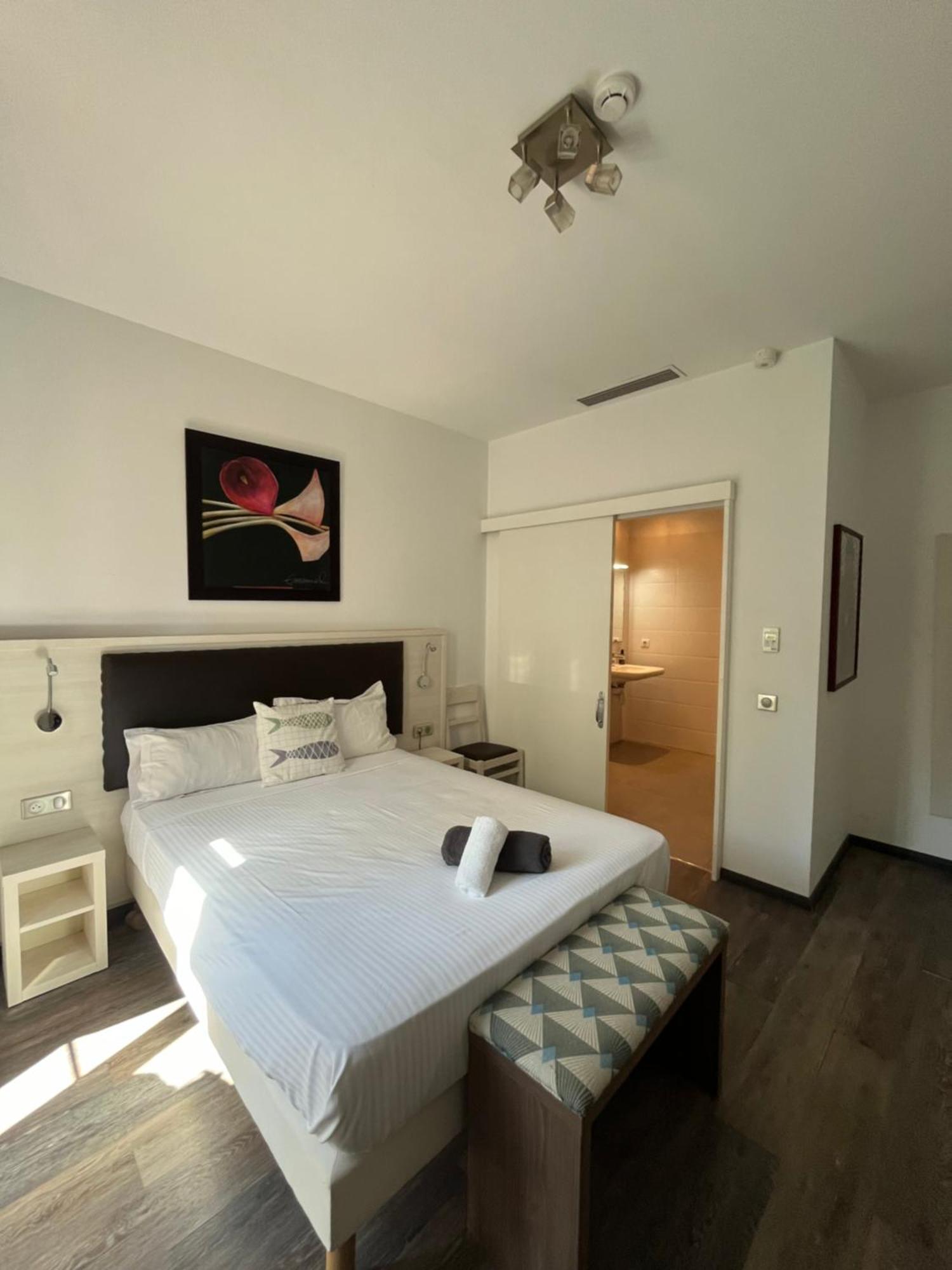 Standard ground floor room - reception side - Parking Lot View