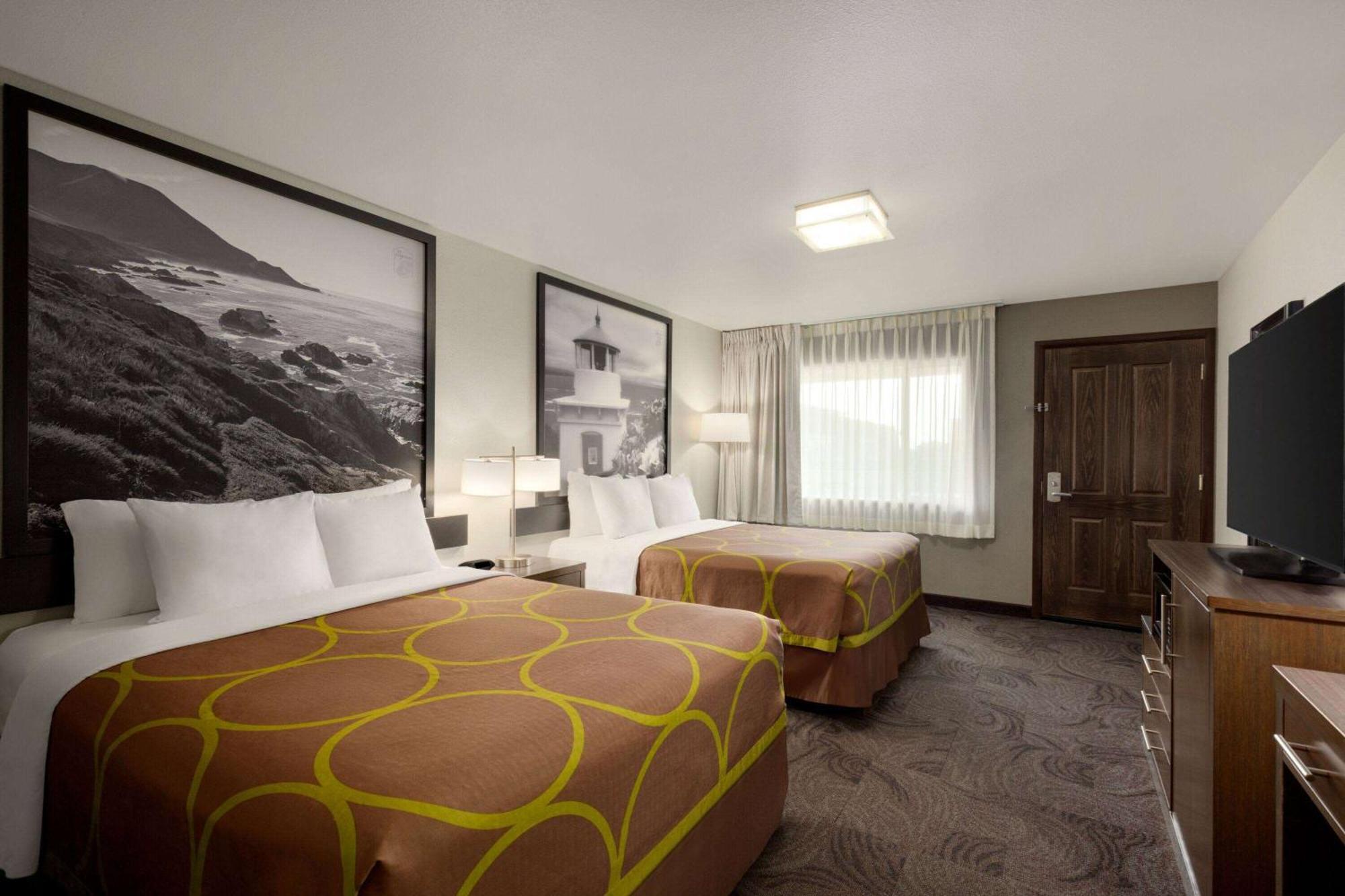 Queen Room with Two Queen Beds - Non-Smoking