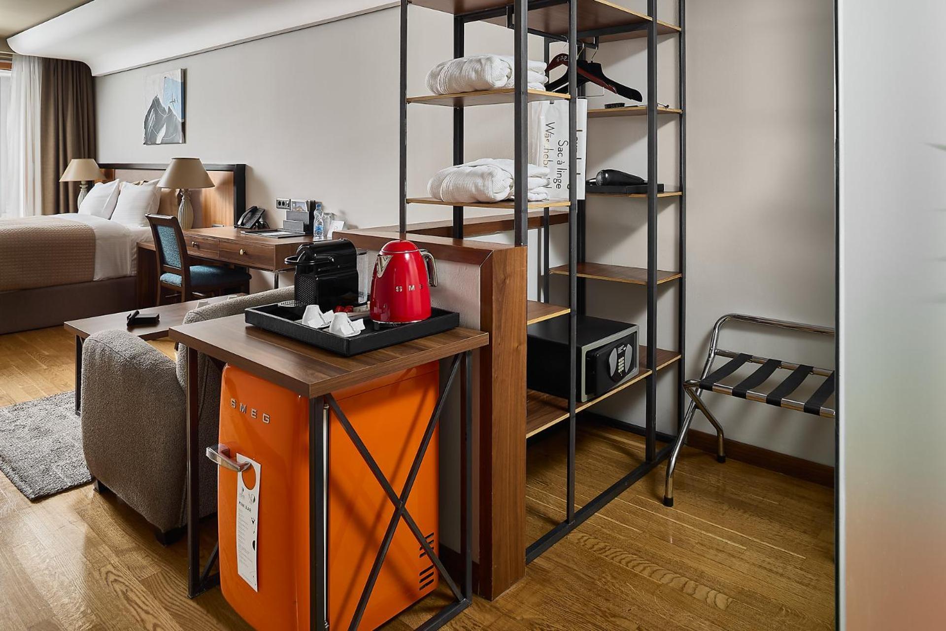Superior kamer met balkon en uitzicht op de rivier