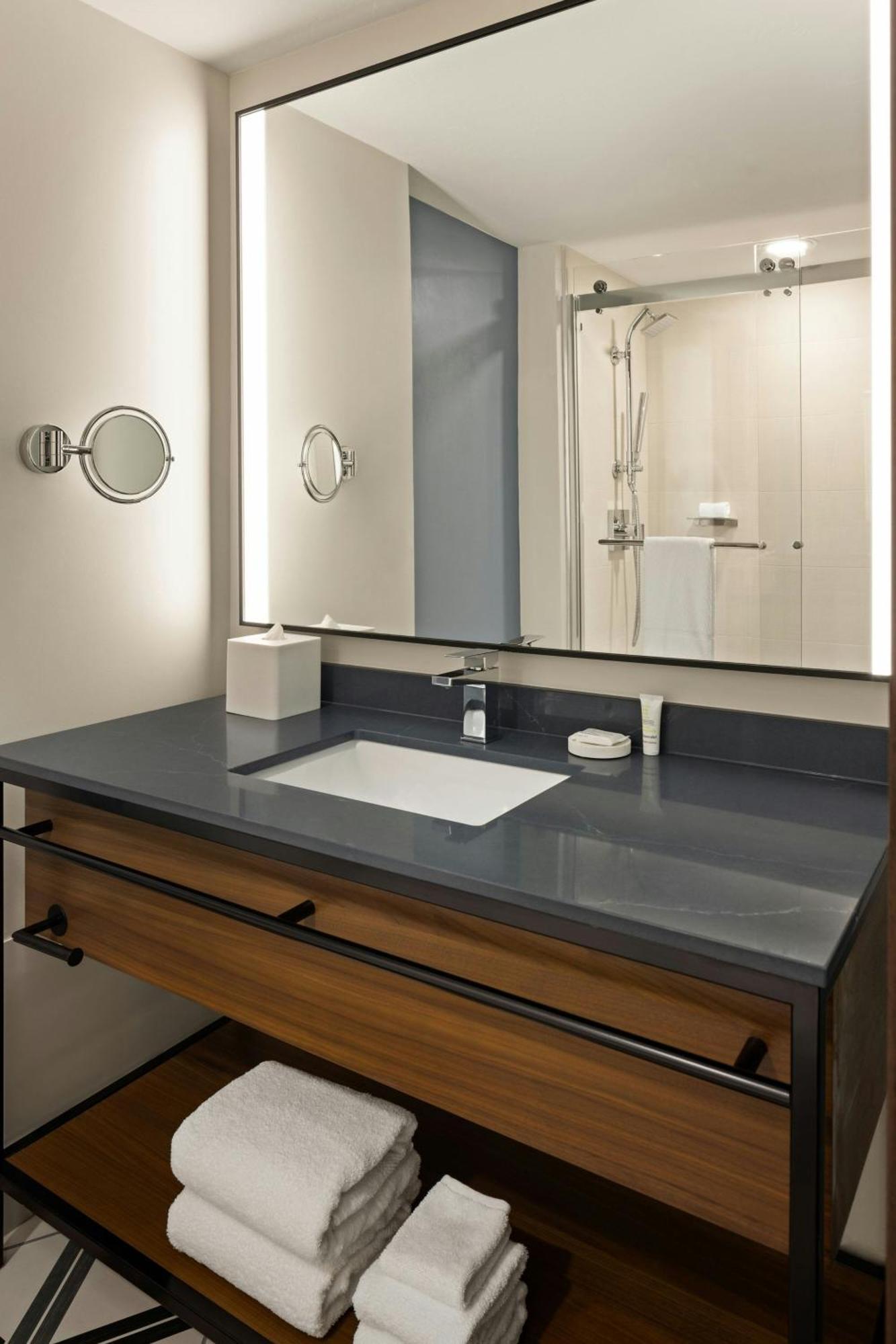Deluxe King Room with Waterview