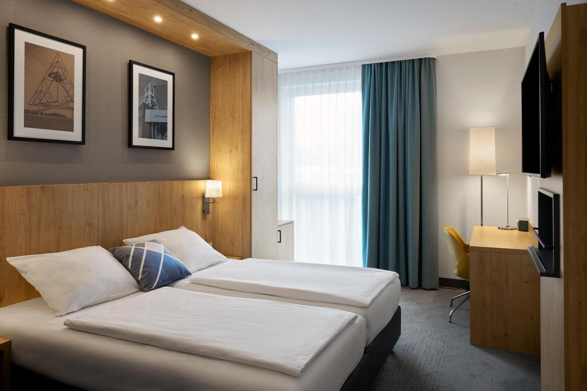 Standard Twin Room with Street View,1664698818:JPEG