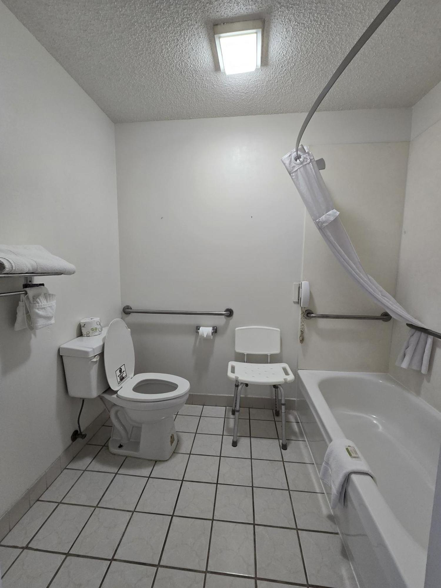 Queen Room with Bath Tub - Mobility Accessible/Non-Smoking