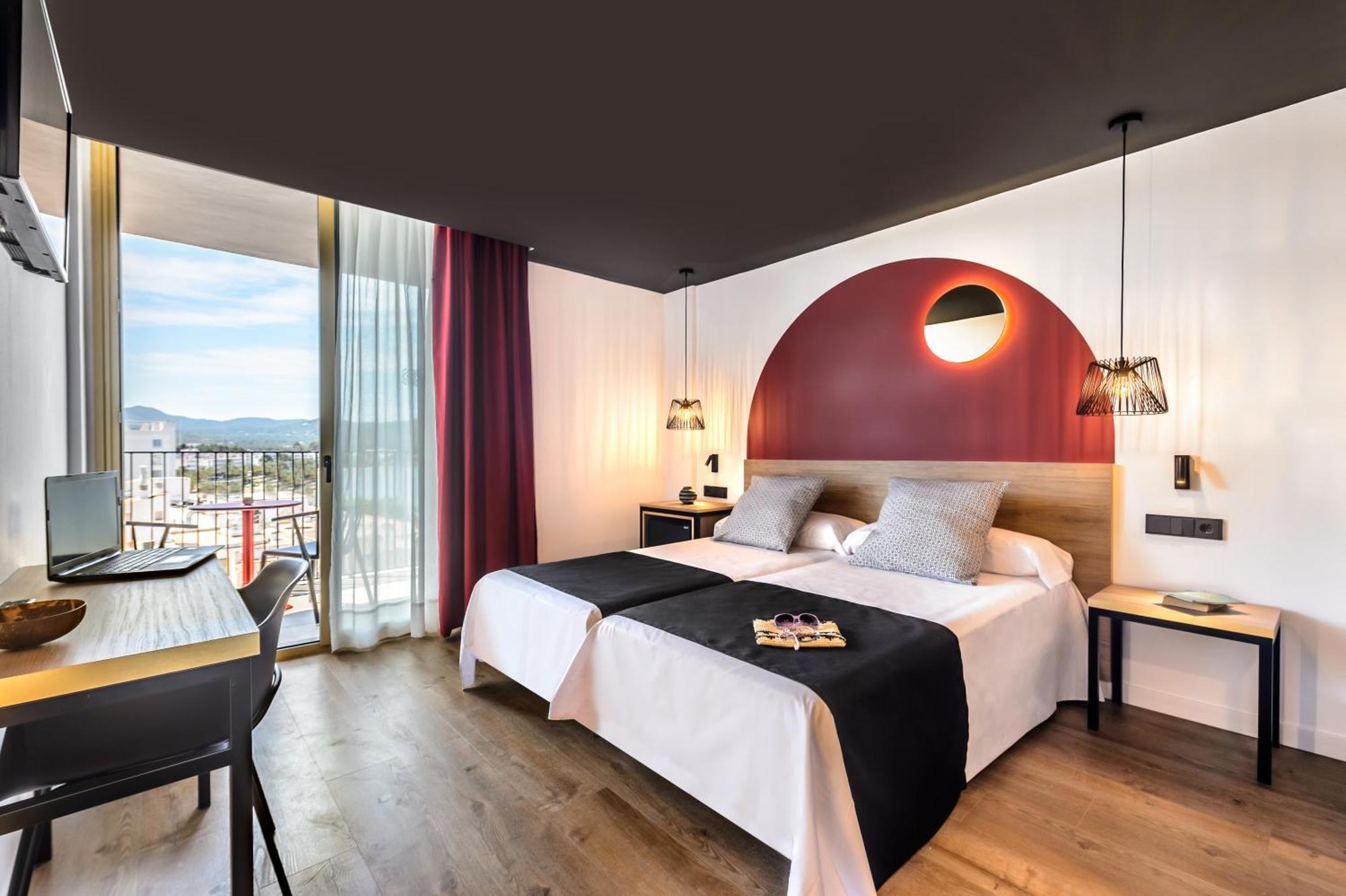 Chambre Lits Jumeaux avec vue latérale sur la mer
