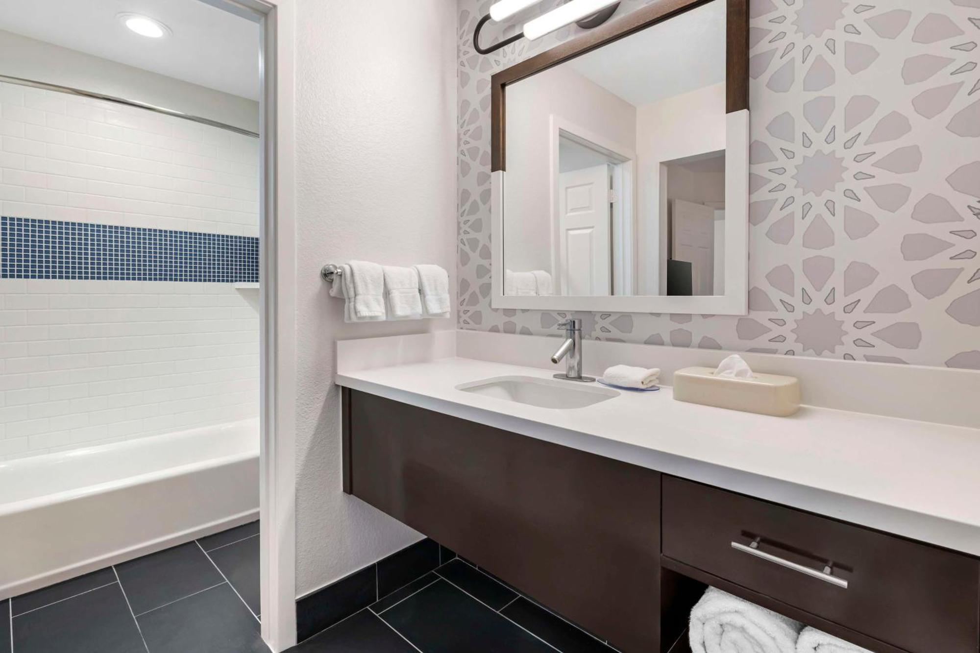 One-Bedroom Queen Suite
