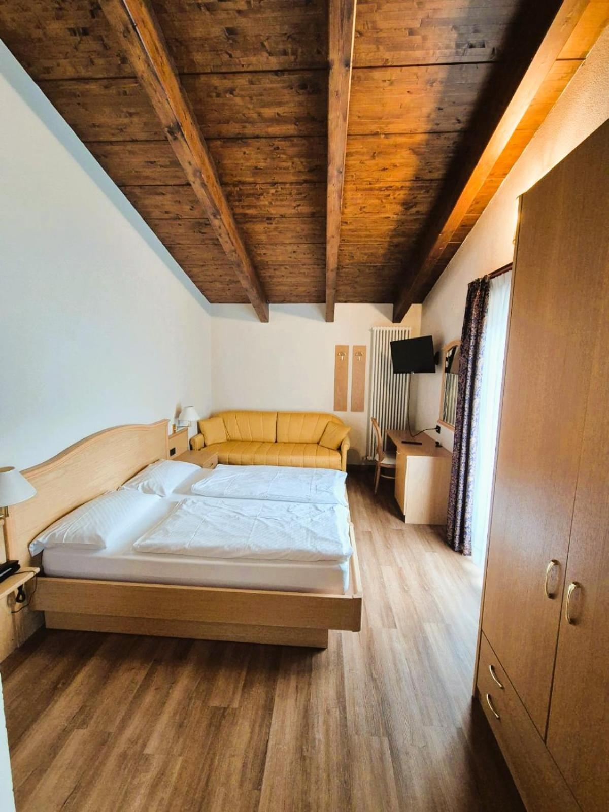 Camera Matrimoniale con Letto Supplementare