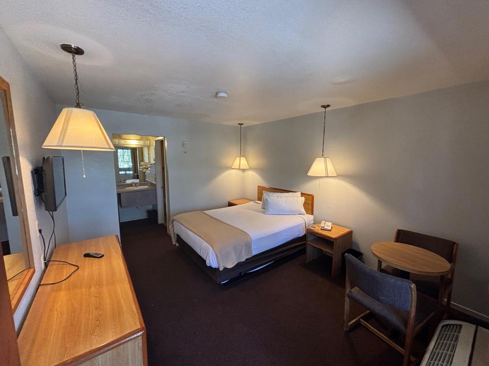 Queen Room - Disability Access - Non-Smoking