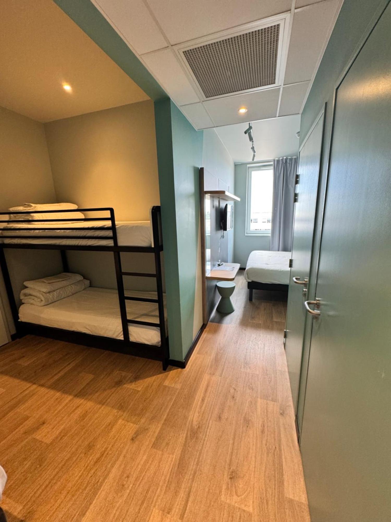 Doppelzimmer mit 1 Doppelbett und 2 Einzelbetten