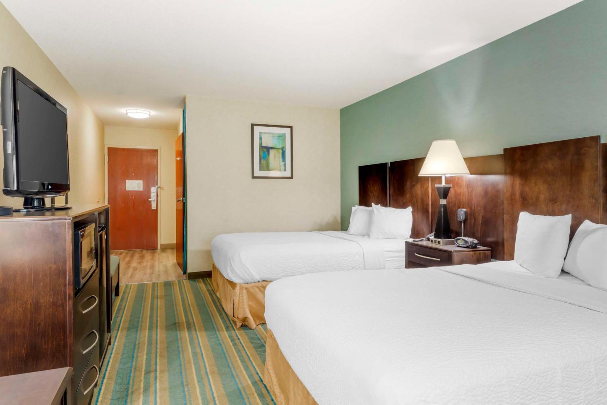Double Room with Two Double Beds and Bath Tub - Mobility Accessible/Non-Smoking