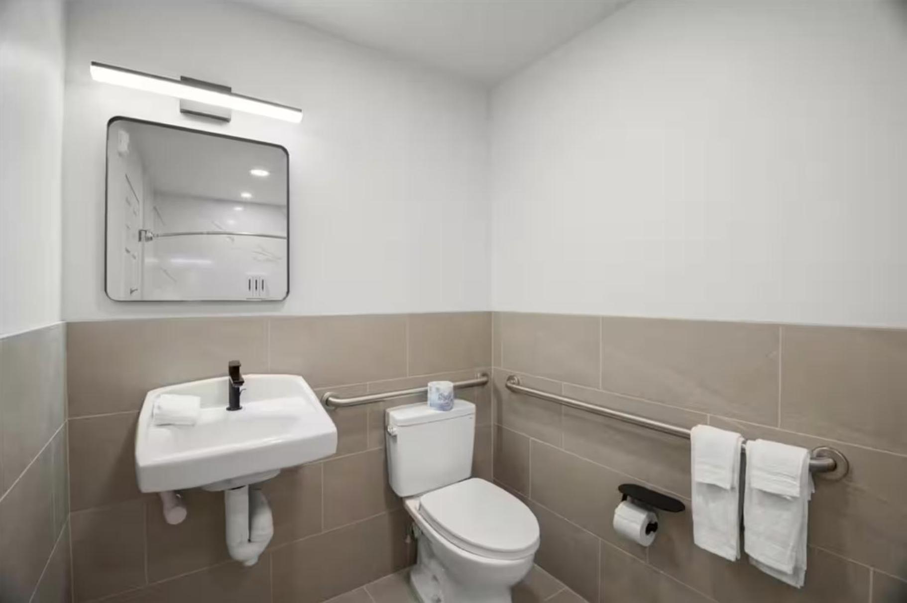 Standard Queen Room - (Self Check-in)