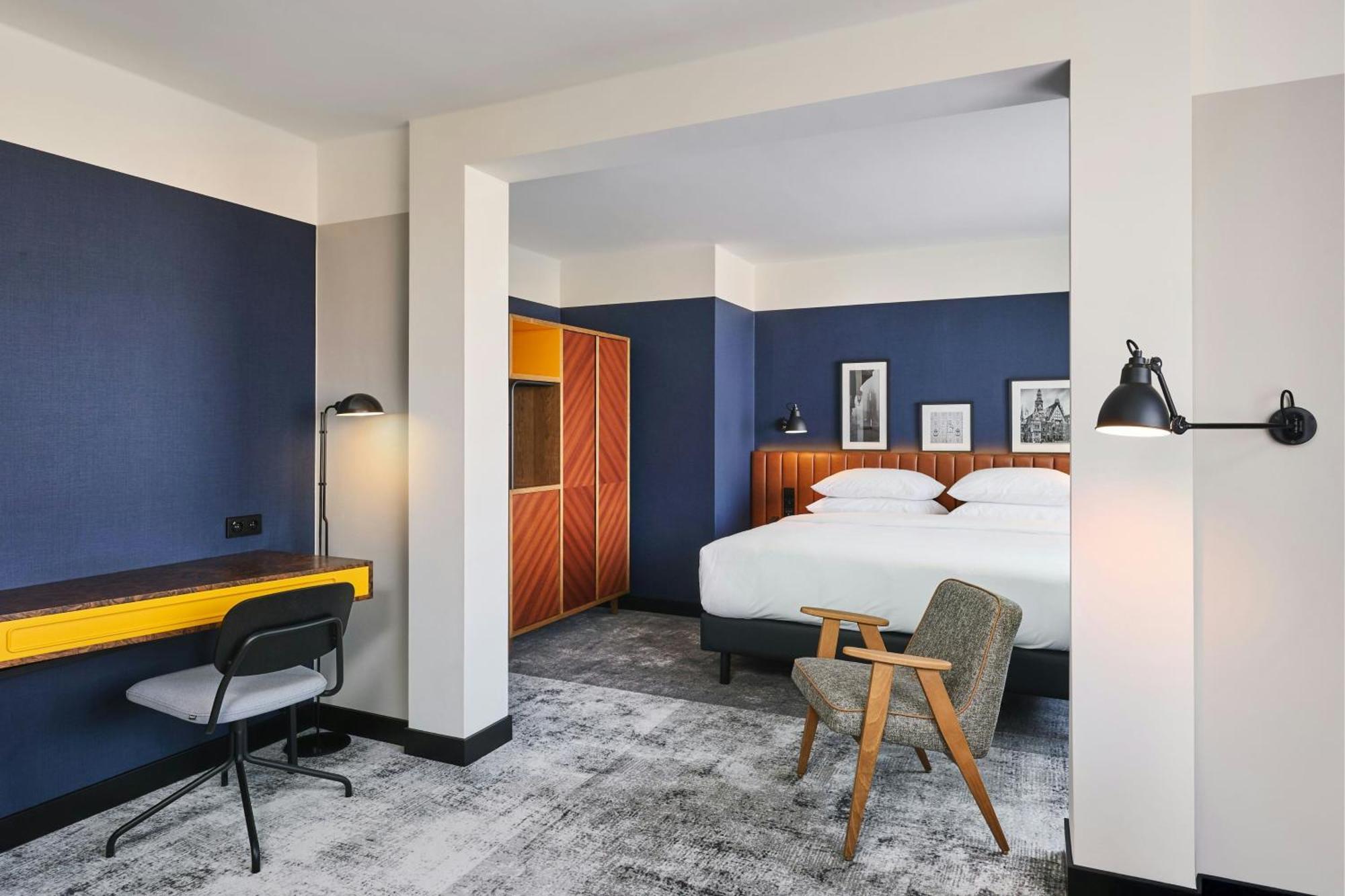 Deluxe Zimmer mit Kingsize-Bett, Schlafsofa und Stadtblick