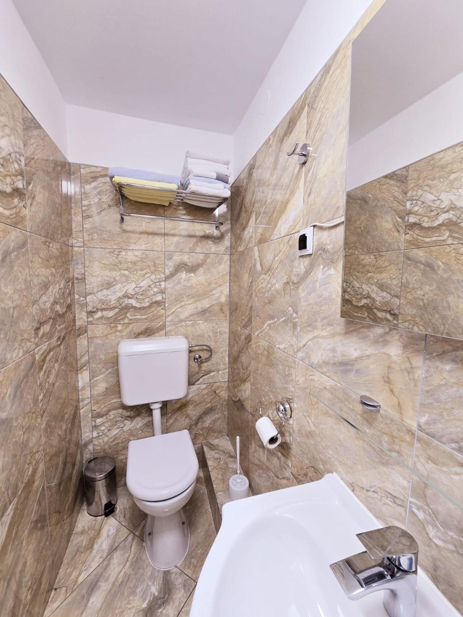 Zweibettzimmer mit eigenem Bad