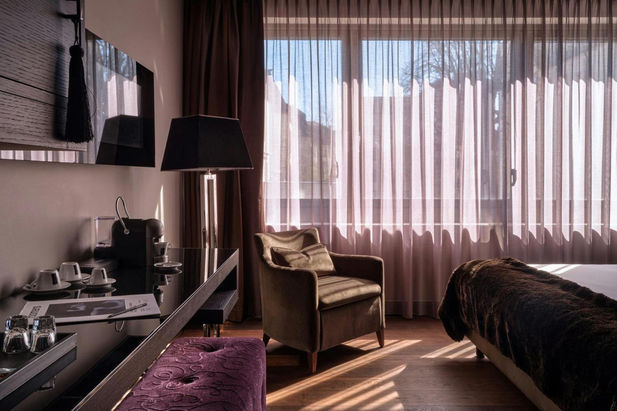 Comfort Kamer met queensize bed en uitzicht op de binnenplaats