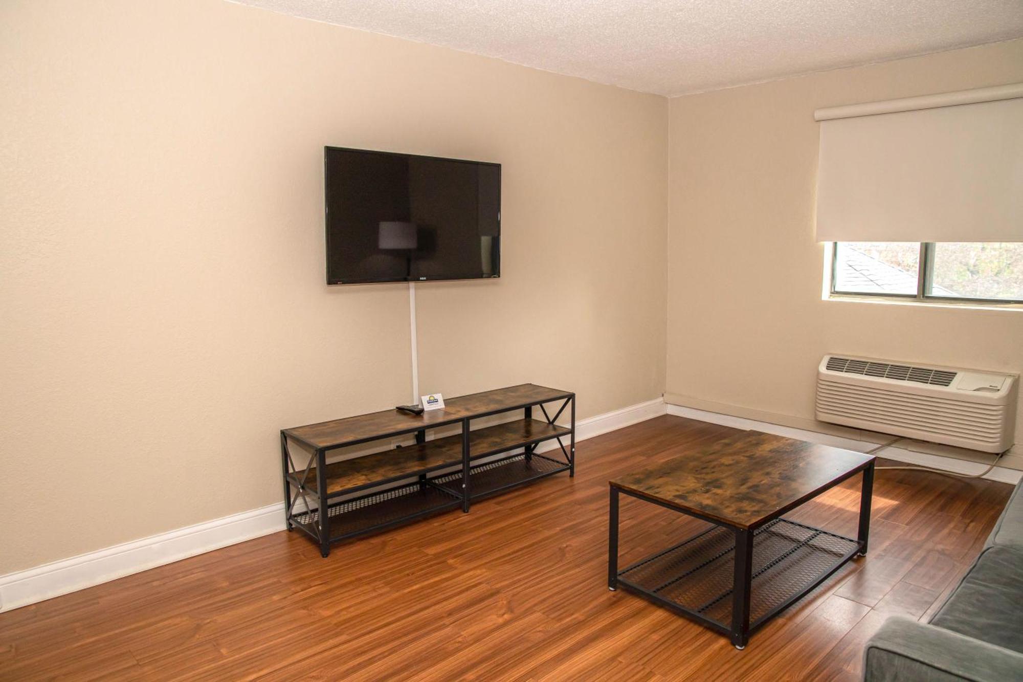 One-Bedroom Deluxe Queen Efficiency Suite - Non-Smoking