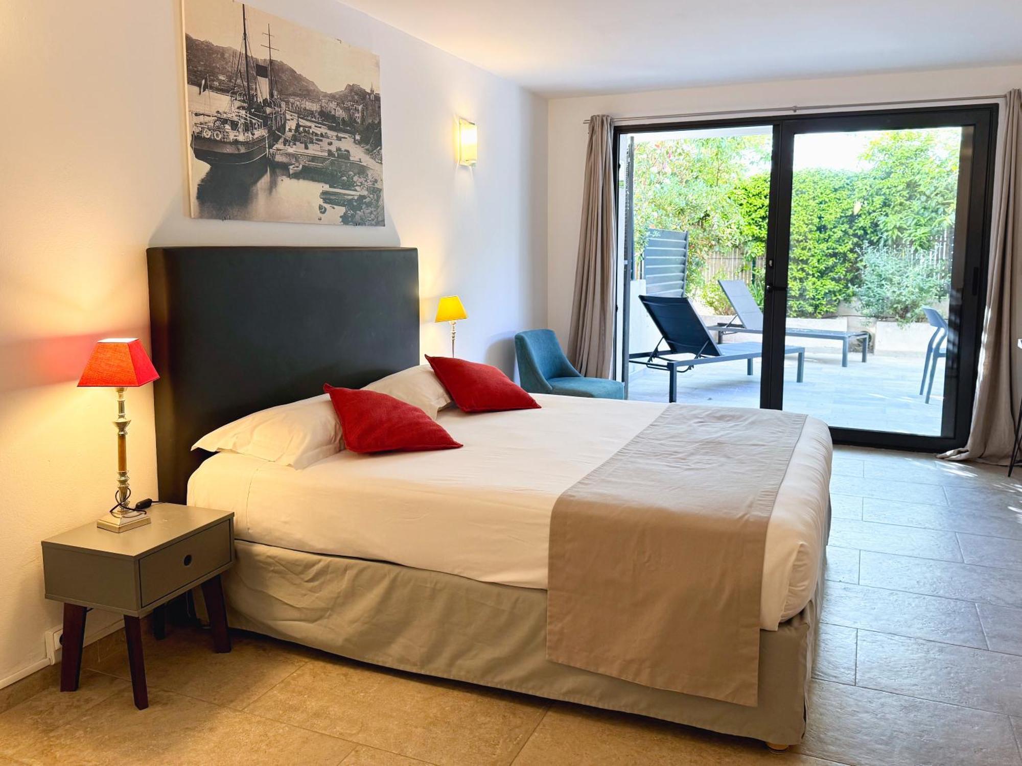 Chambre Lit Queen-Size Confort avec Canapé-Lit - Non-Fumeurs/Niveau Jardin
