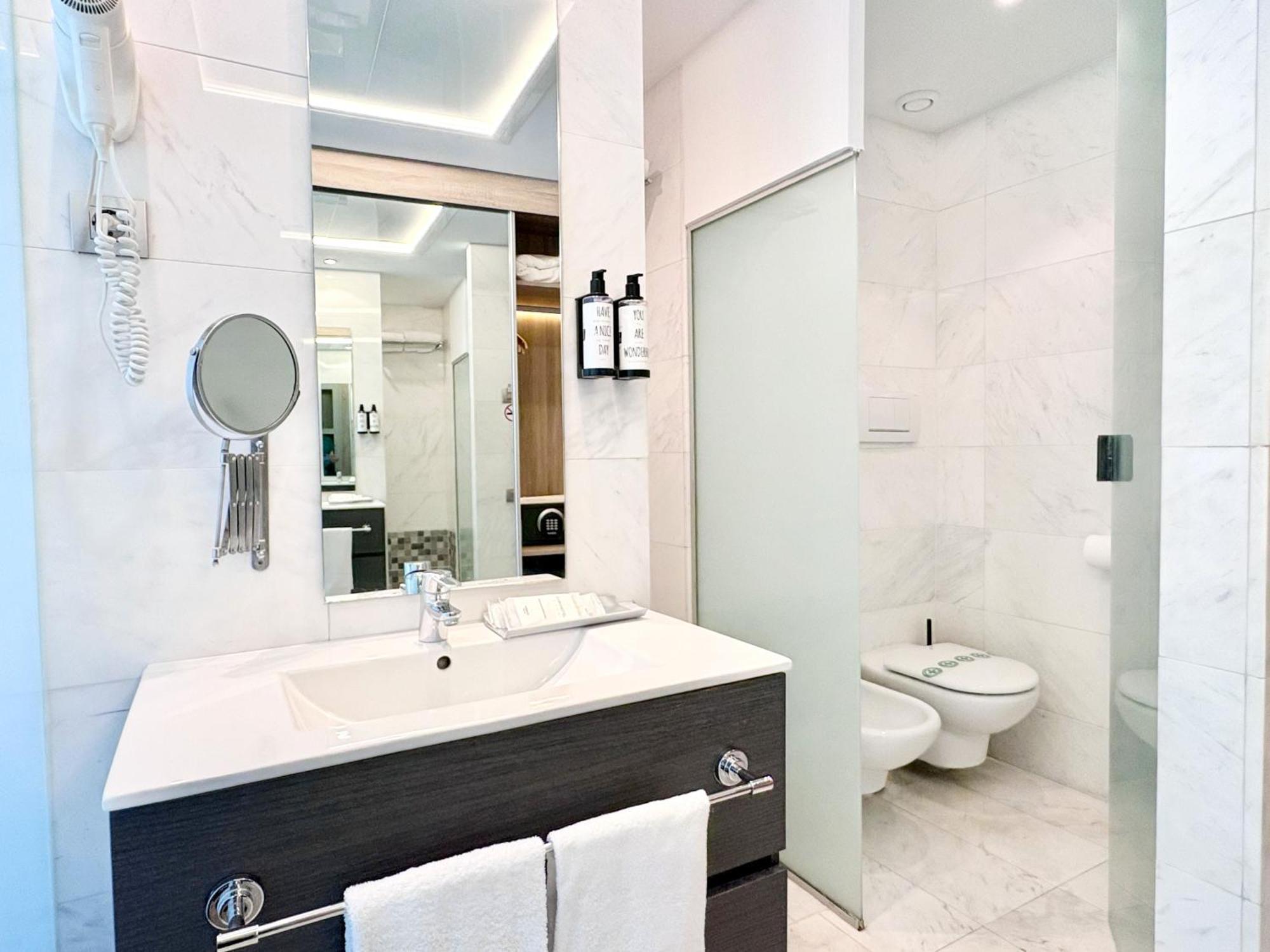 Twin Room with Extra Bed,1681713090:JPEG