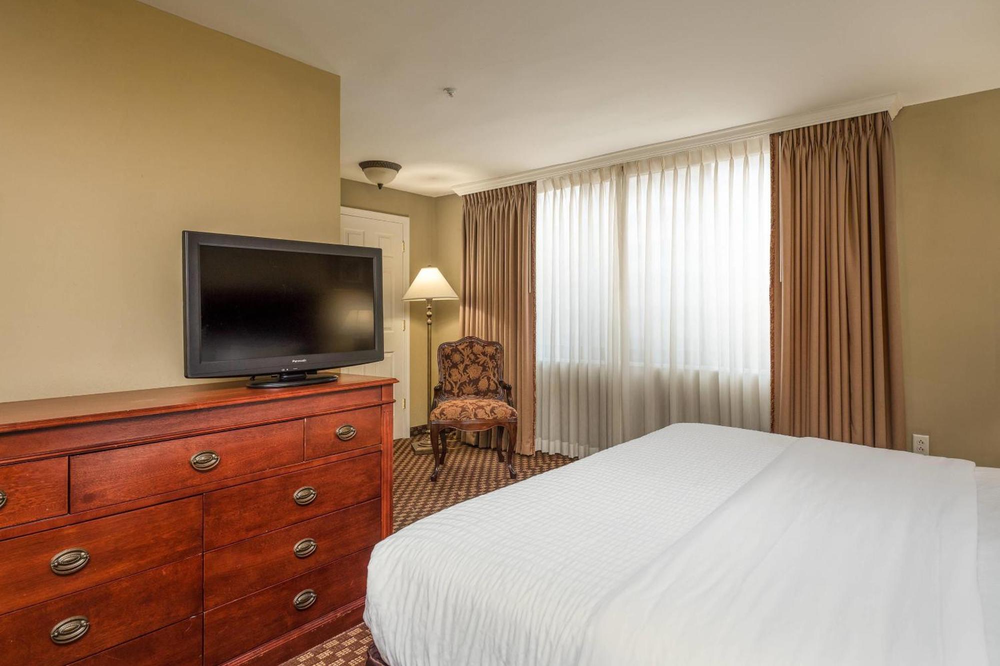 One-Bedroom King Suite with Kitchen - Non-Smoking