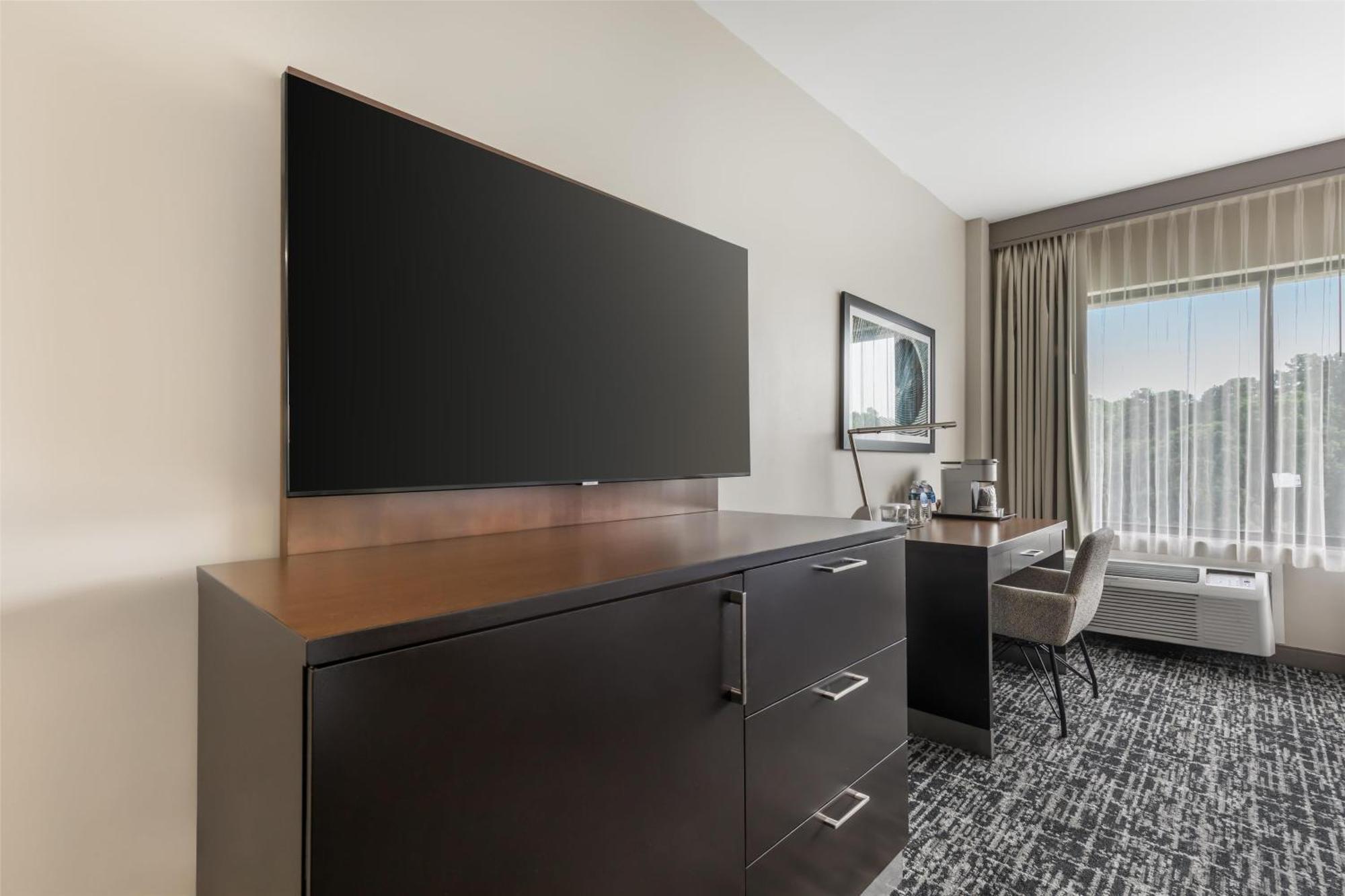 King Room with King Bed - Non-Smoking