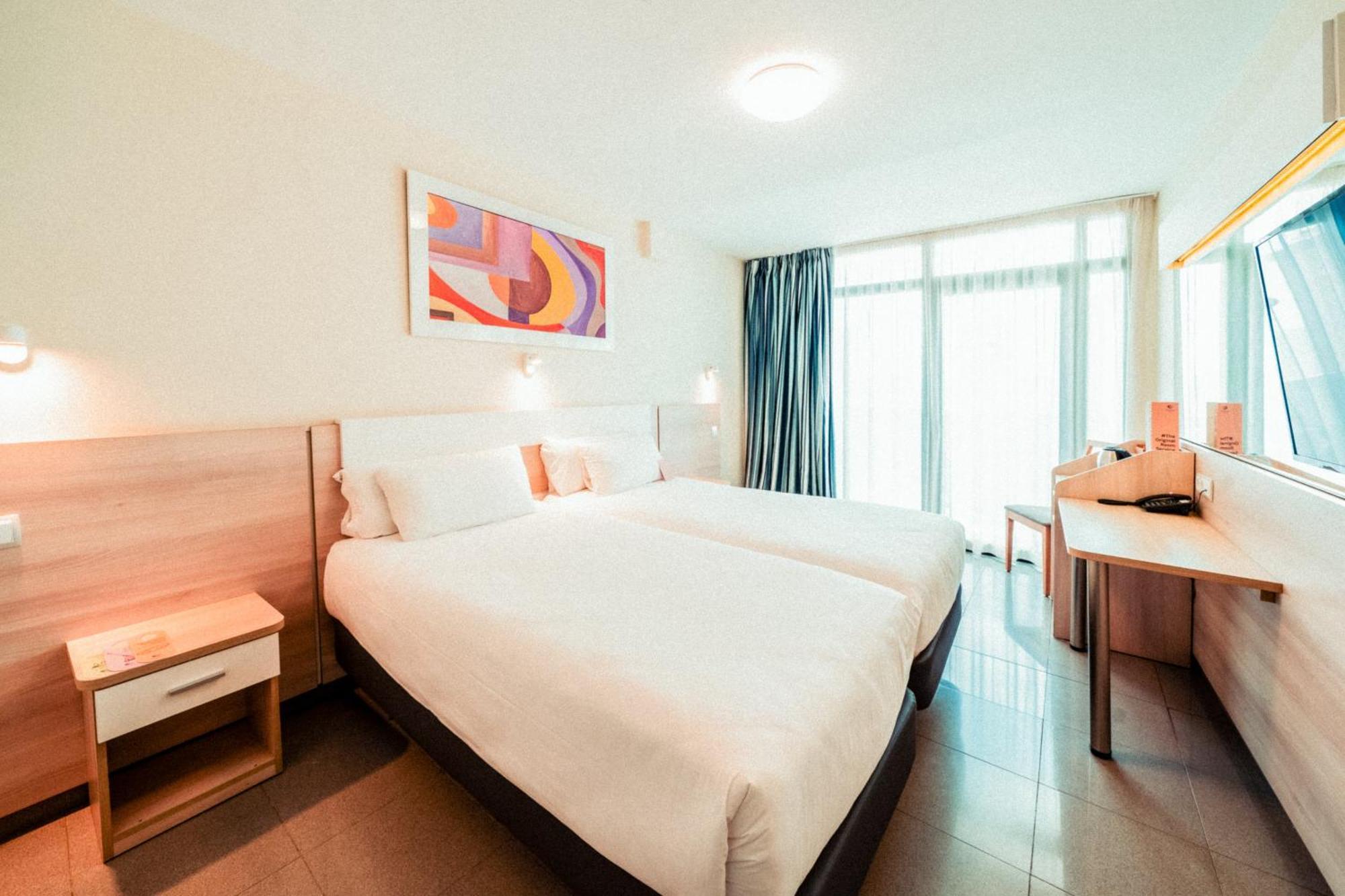 Quarto com Varanda e 2 Camas (2 Adultos)