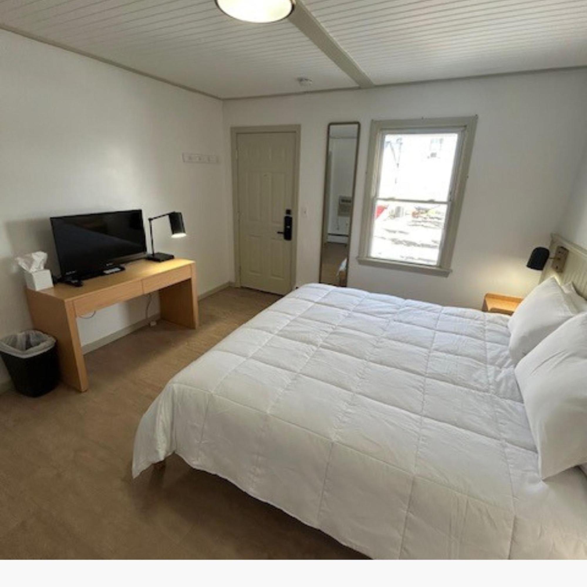 Full Bed Room