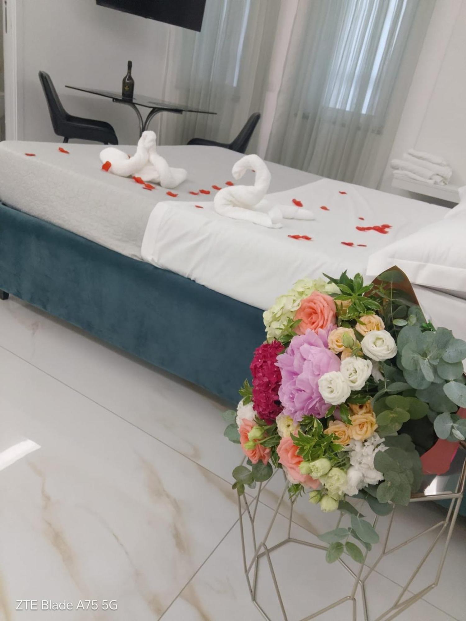 Suite con bañera de hidromasaje y cama grande