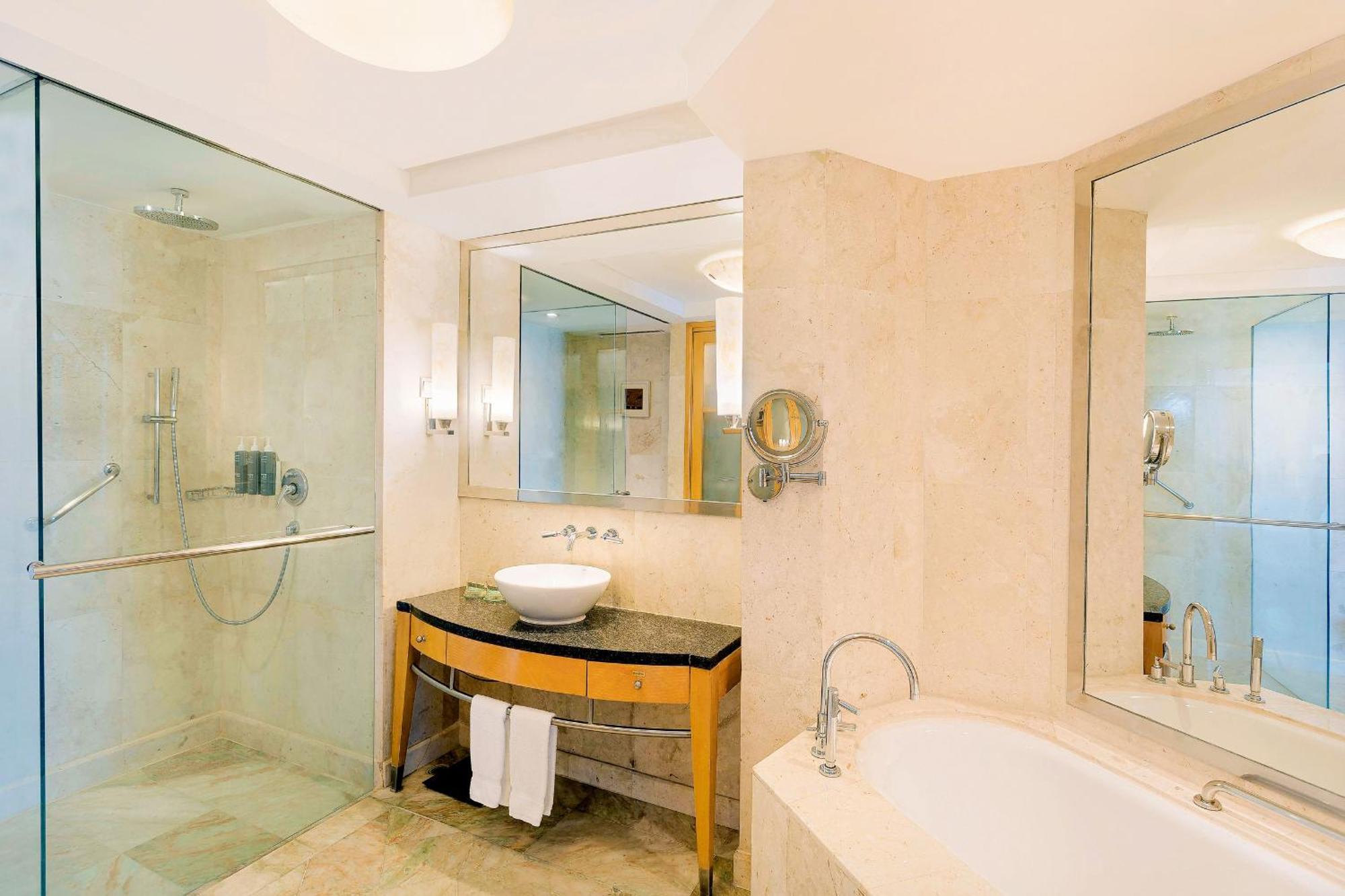 Executive Club Room, Club level, Guest room, City view