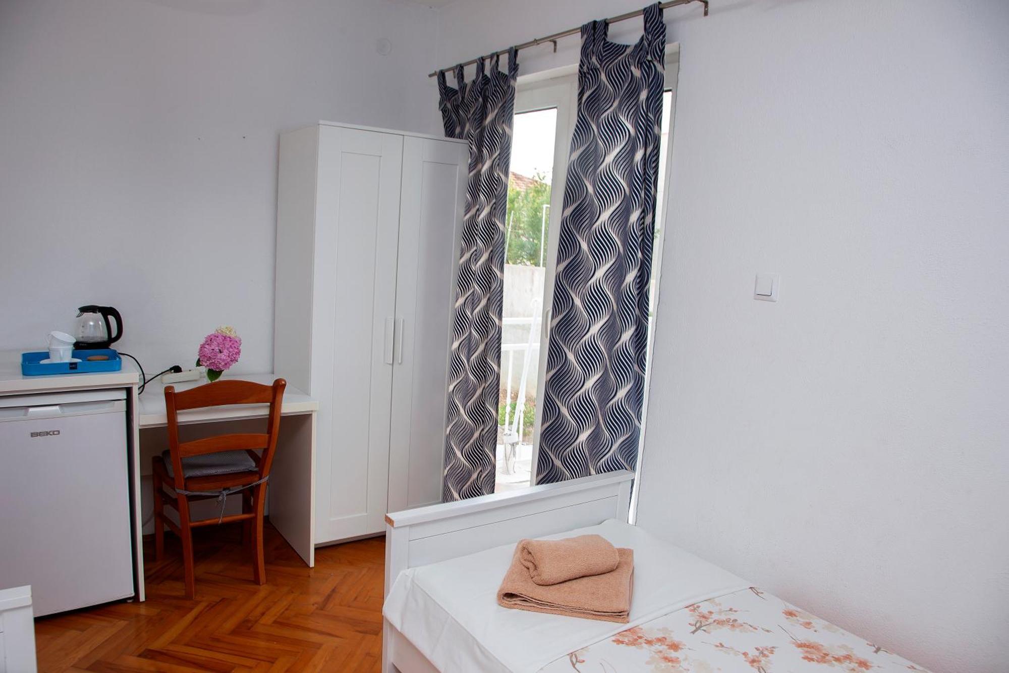 Kleines Zweibettzimmer