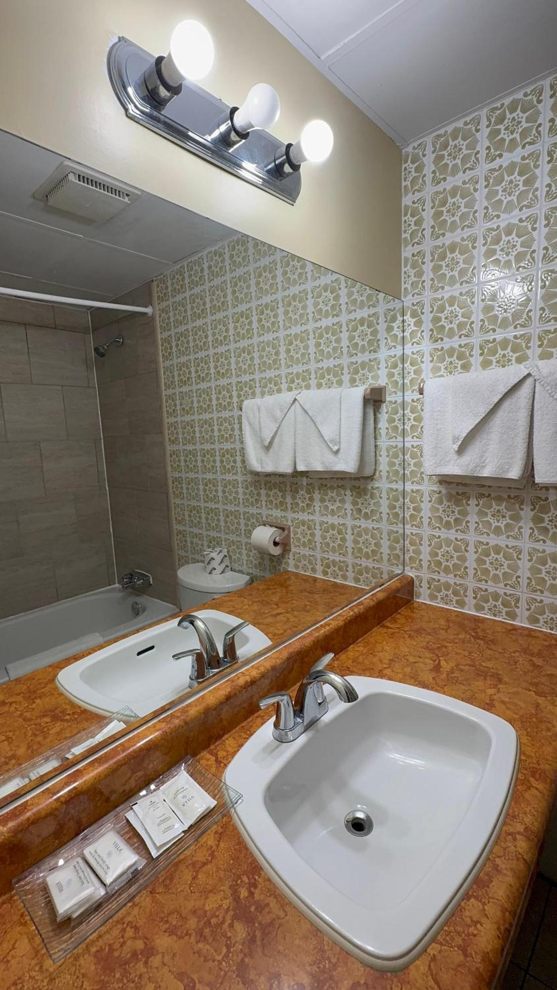 Habitación con cama grande