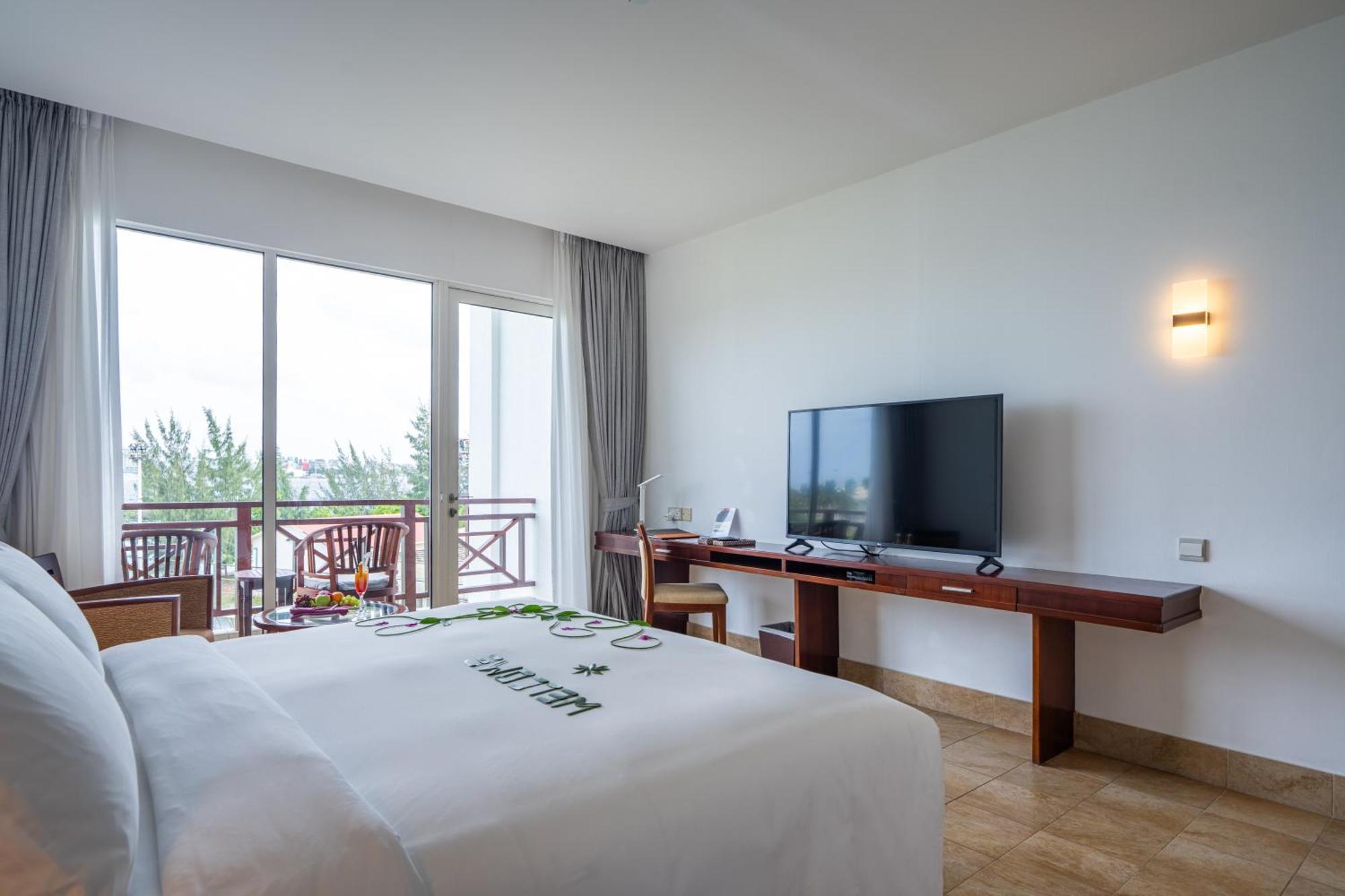 Deluxe Zimmer mit Kingsize-Bett und Meerblick