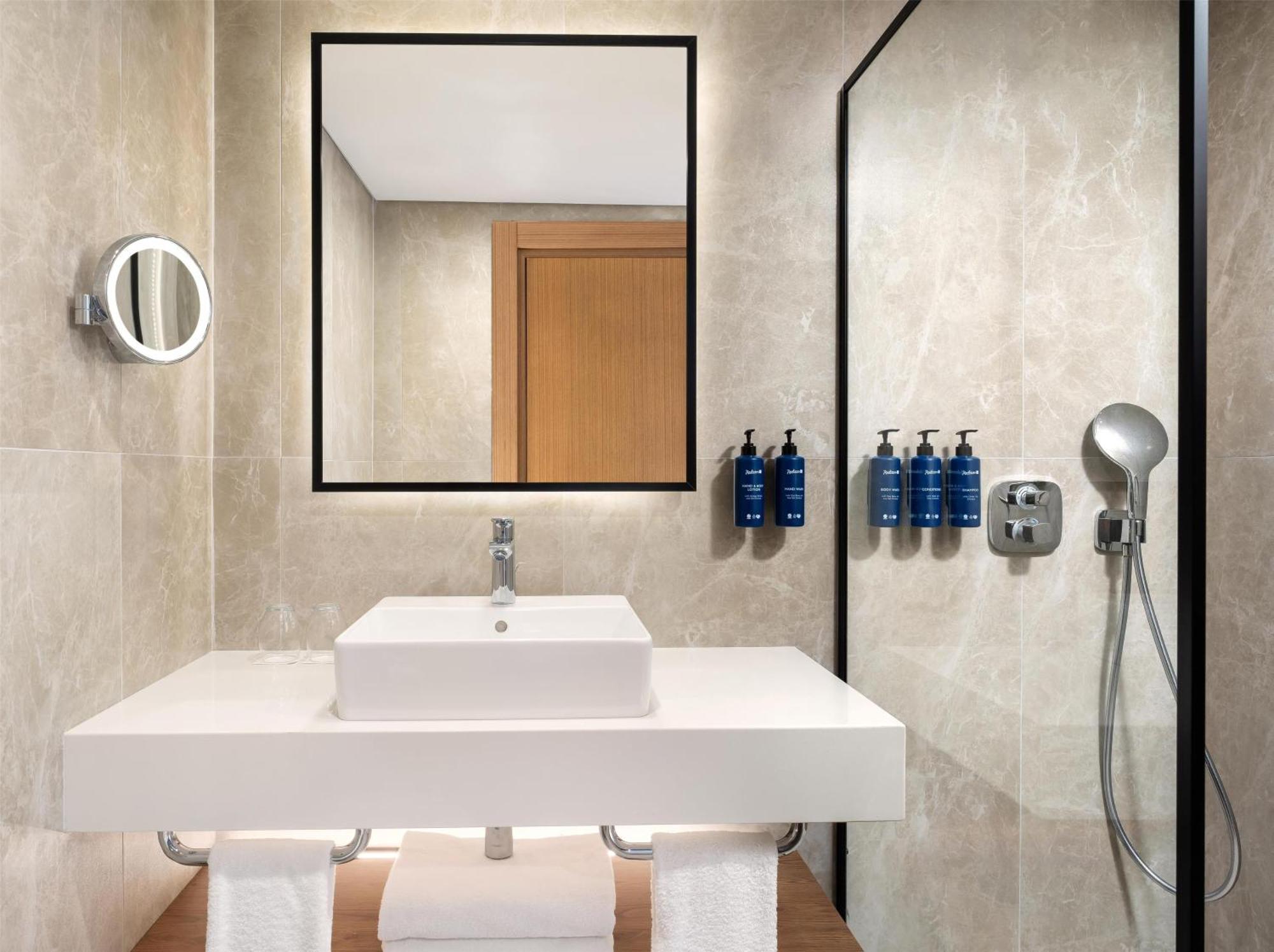 Premium Zimmer mit Balkon und seitlichem Meerblick