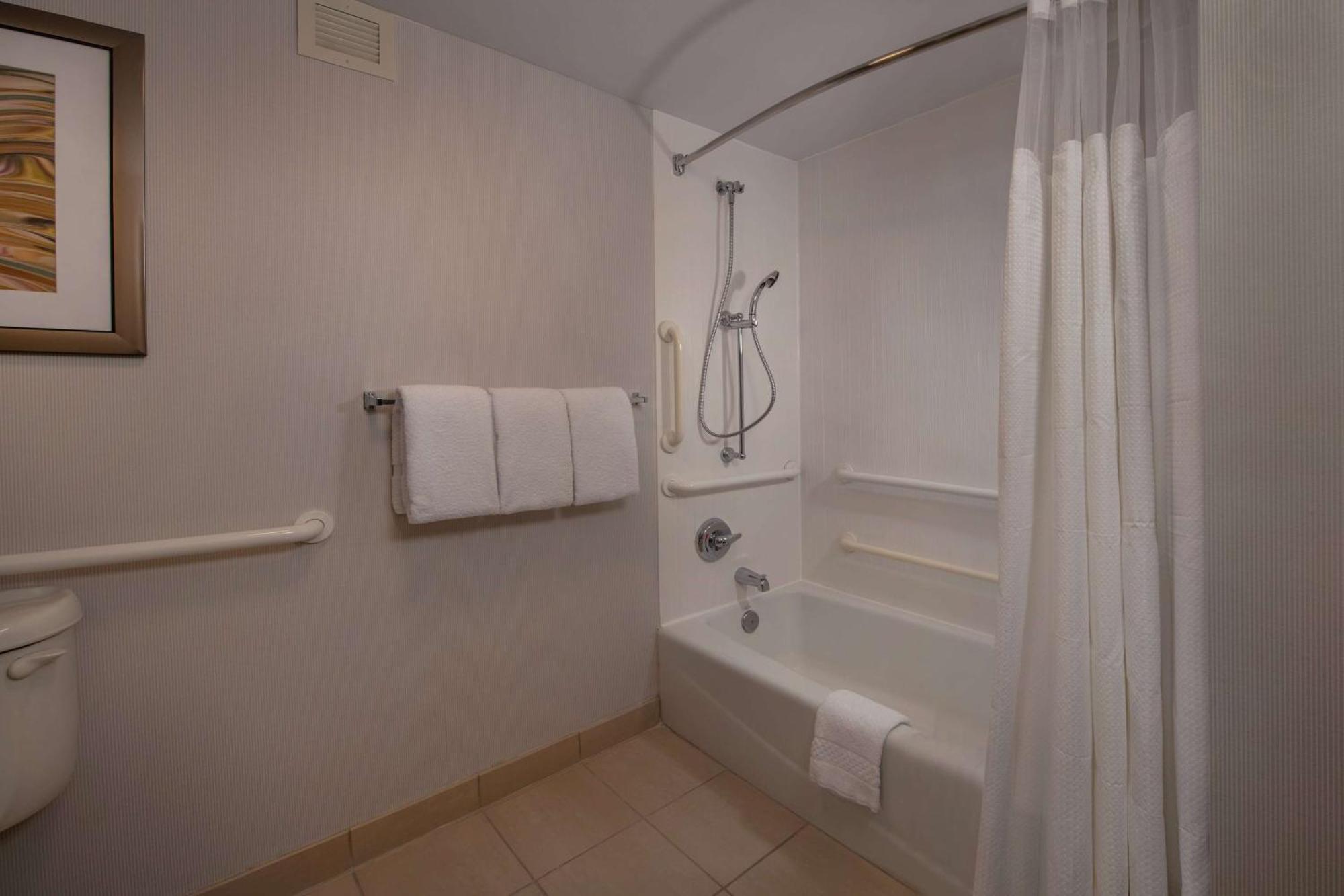 Deluxe King with Tub - Mobility Accessible