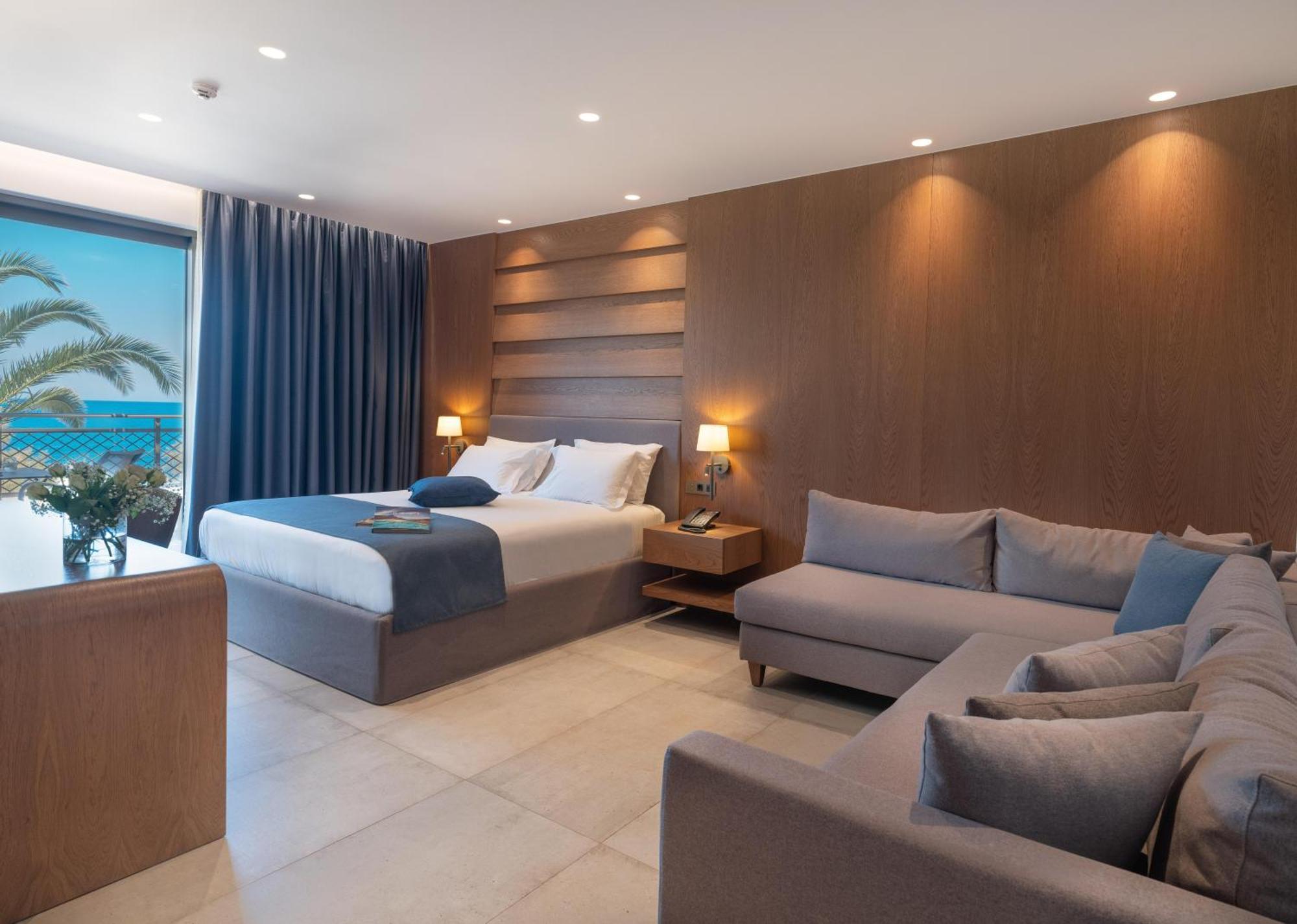 Luxe Familiekamer met een Open Indeling en Uitzicht op Zee
