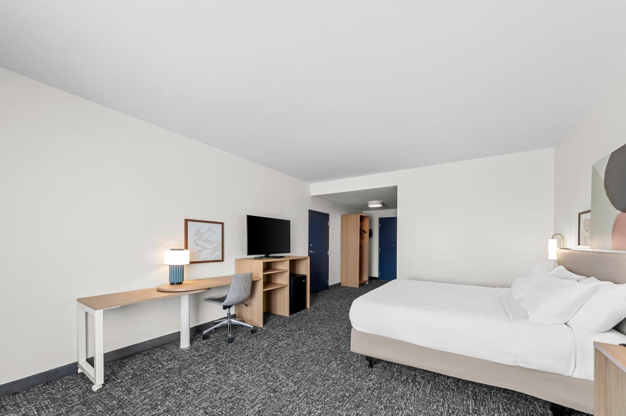 King Room with Bath Tub - Mobility/Hearing Access