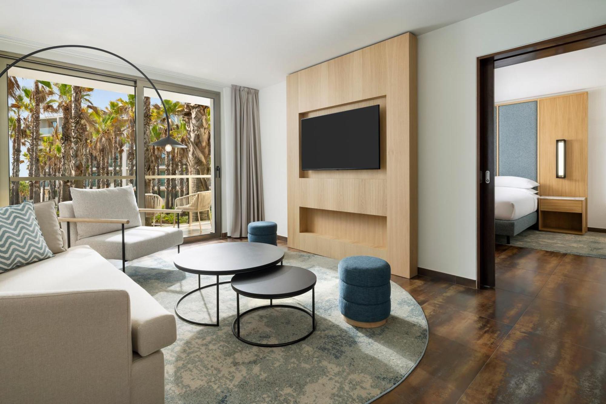 Suite King com 1 Quarto, Sofá-cama e Varanda - Vista Resort e Acesso ao Club Lounge