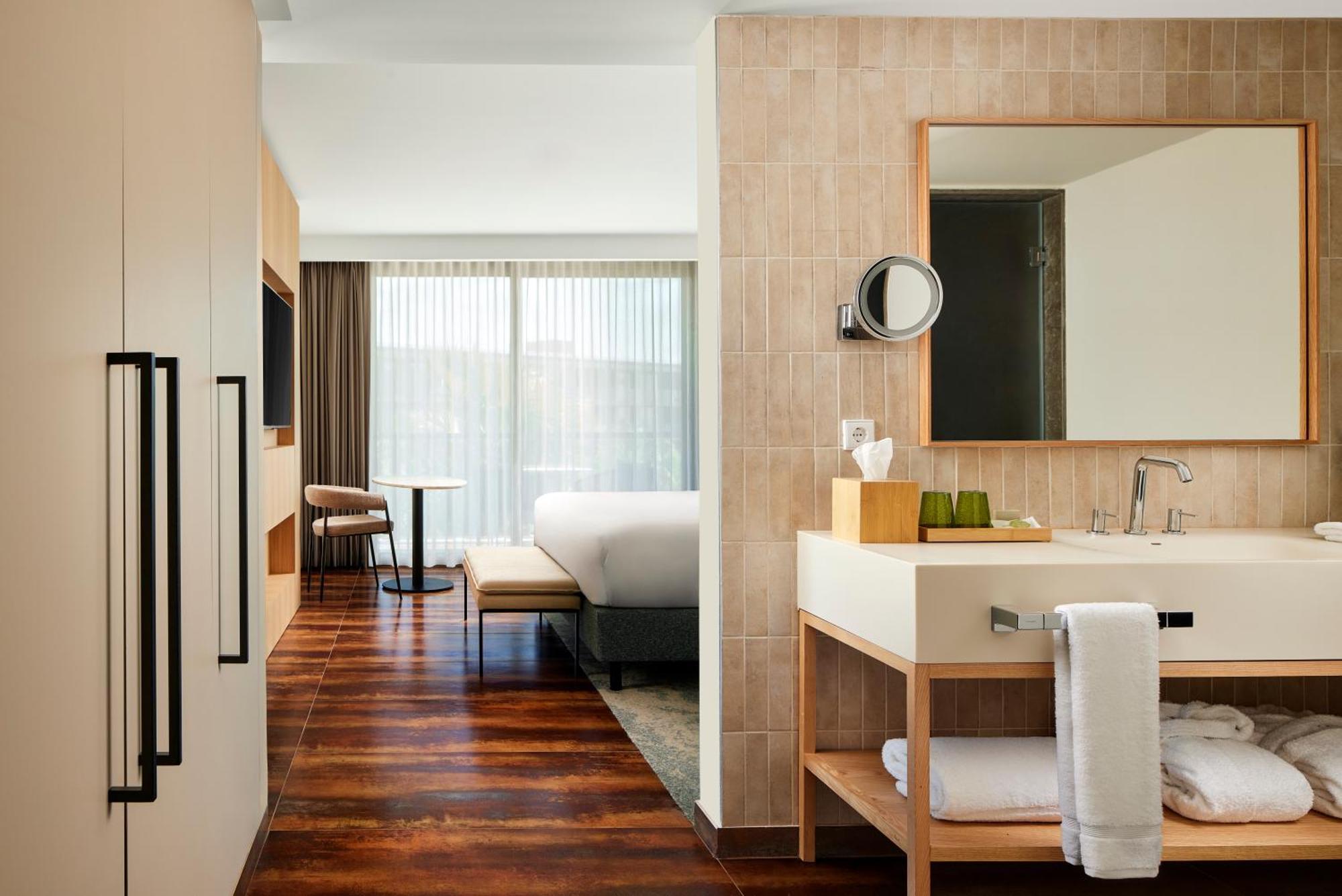 Suite King com 1 Quarto, Sofá-cama e Varanda - Vista Mar e Acesso ao Club Lounge