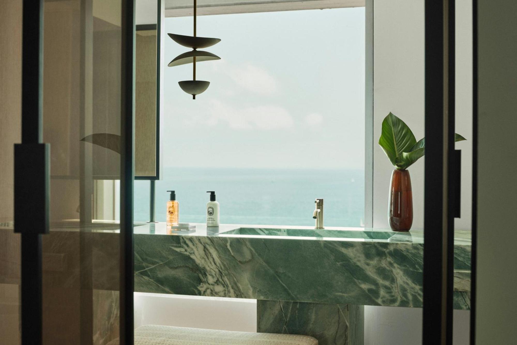 Horizon One-Bedroom King Suite with Sea Front