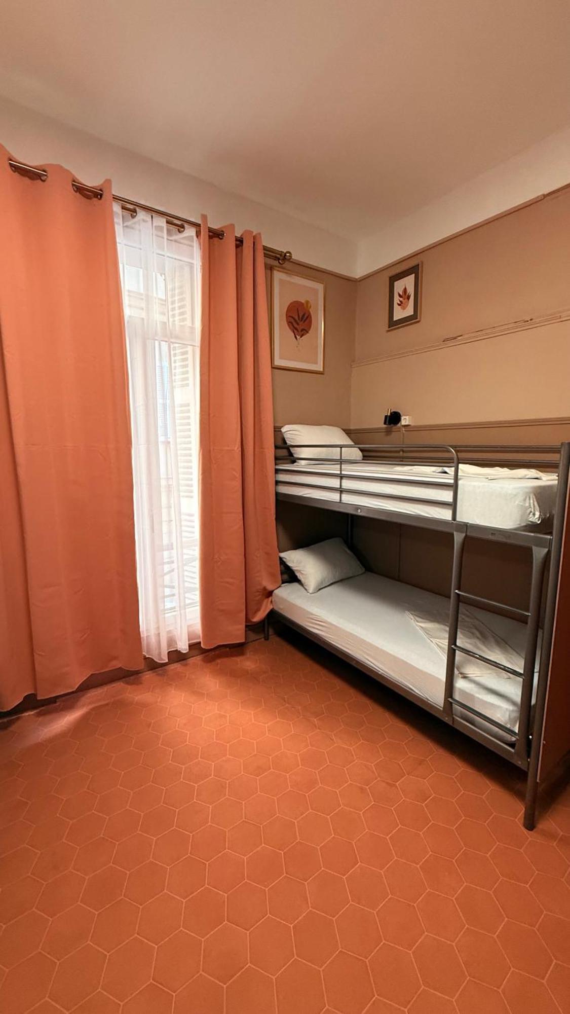 Einzelbett im Frauenschlafsaal