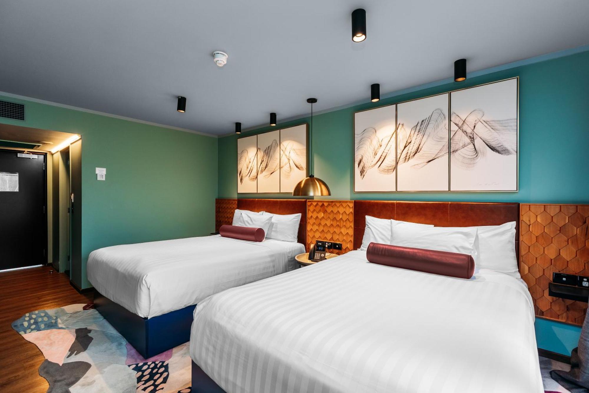 Twee Queensize Bedden - Habitat