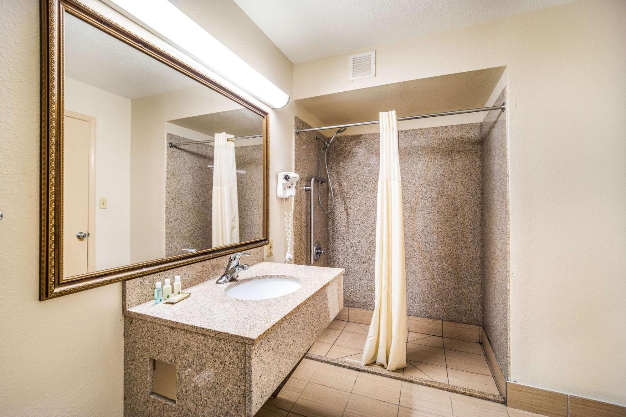 King Room with Accessible Tub - Accessible/Smoking