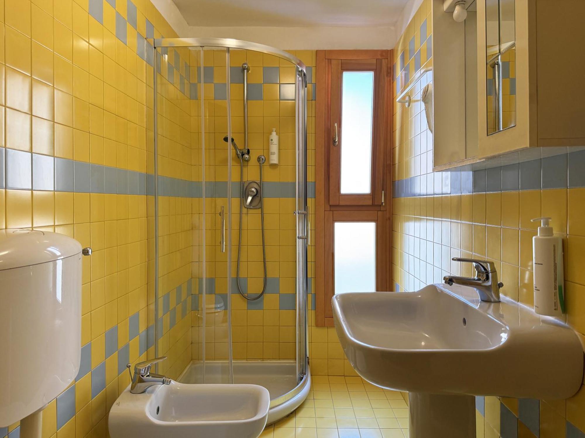 Quarto Duplo com Banheiro Privativo Externo