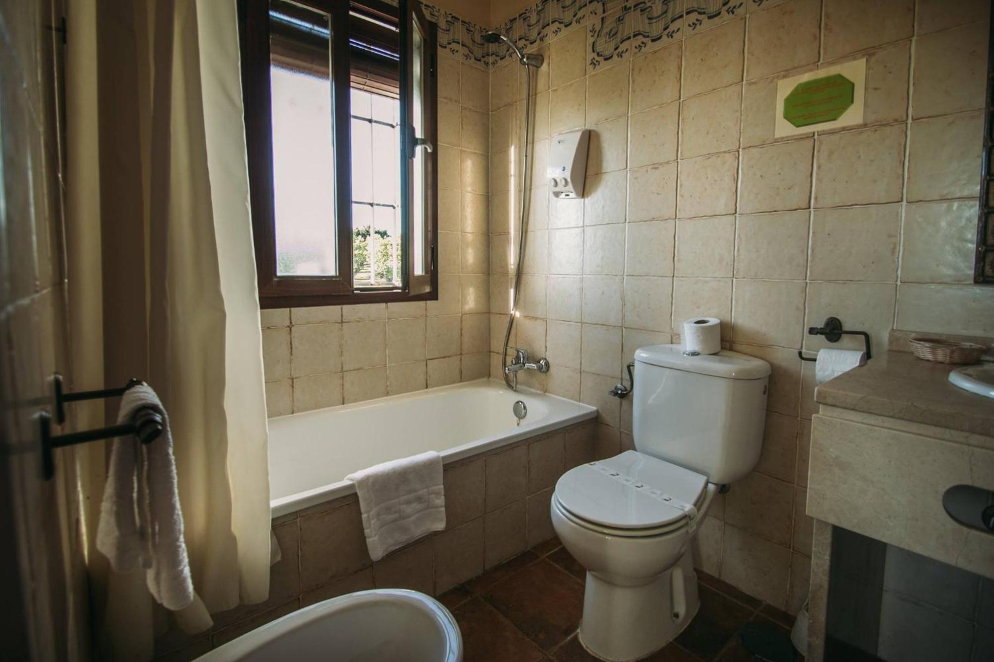 Habitación con cama grande