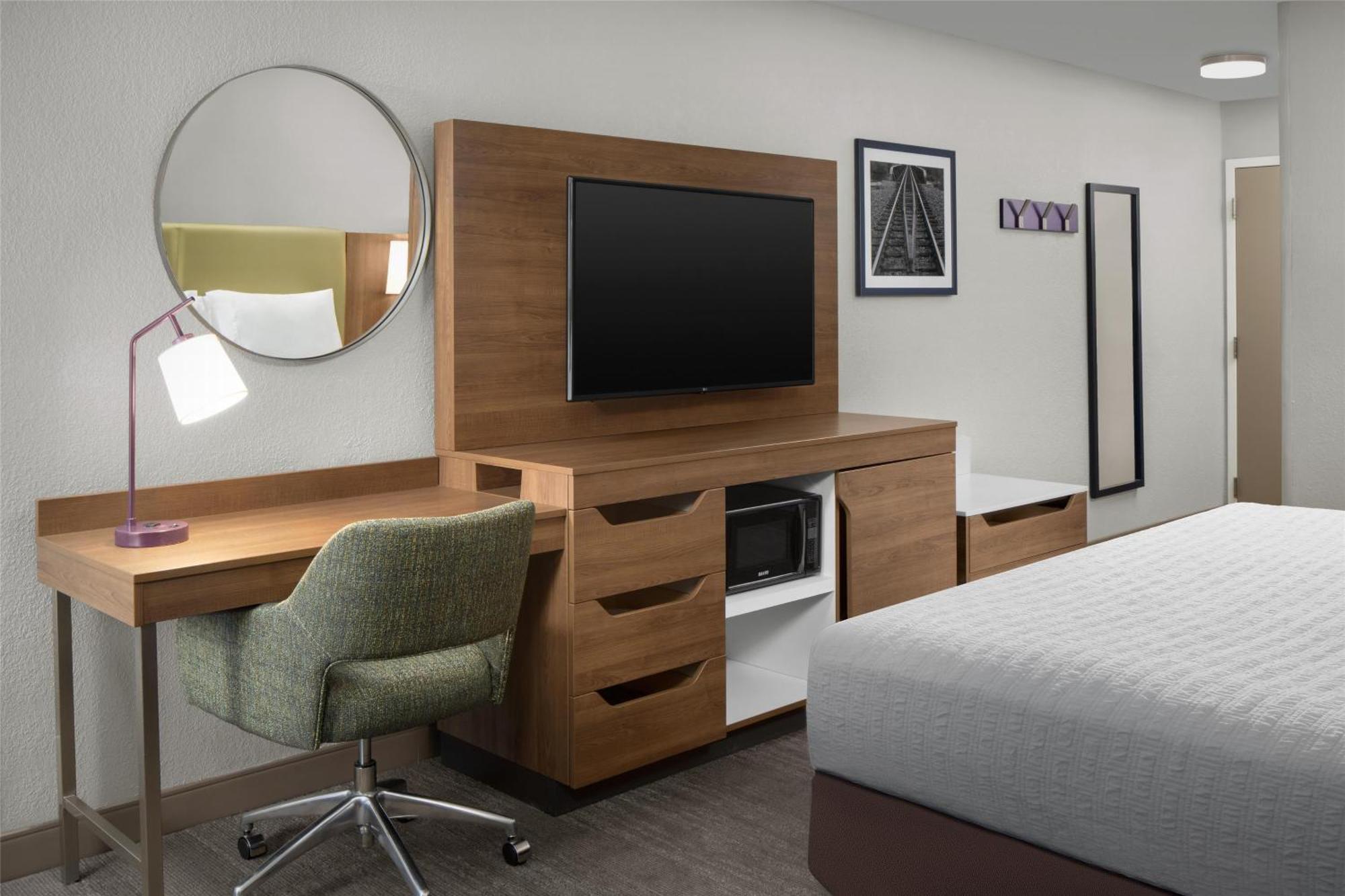 King Room with King Bed - Non-Smoking