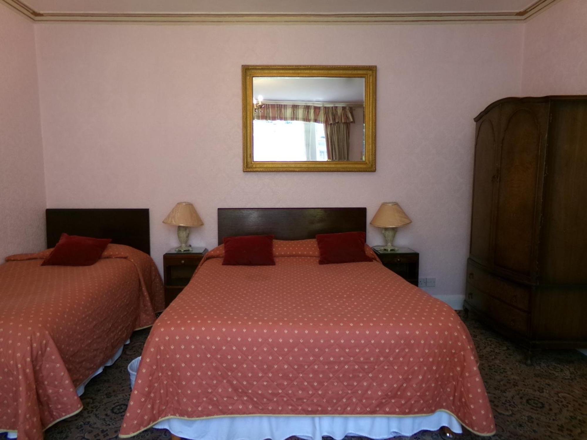 Dreibettzimmer mit Gemeinschaftsbad