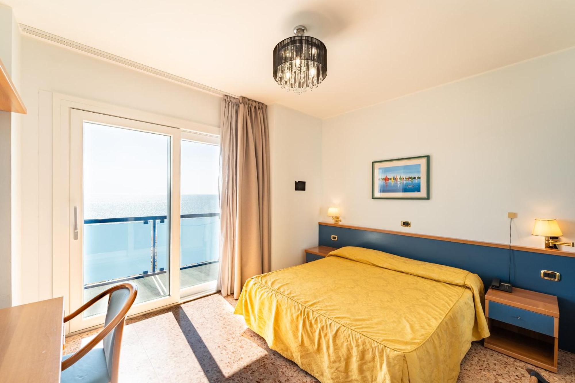 Camera Matrimoniale/Doppia con Letti Singoli con Balcone e Vista Mare Frontale